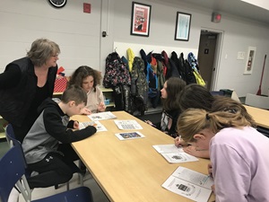 Mme Colombe Lemay lors d'un rallye sur le Québec avec des élèves de l'école Curé-Brassard à Nicolet.